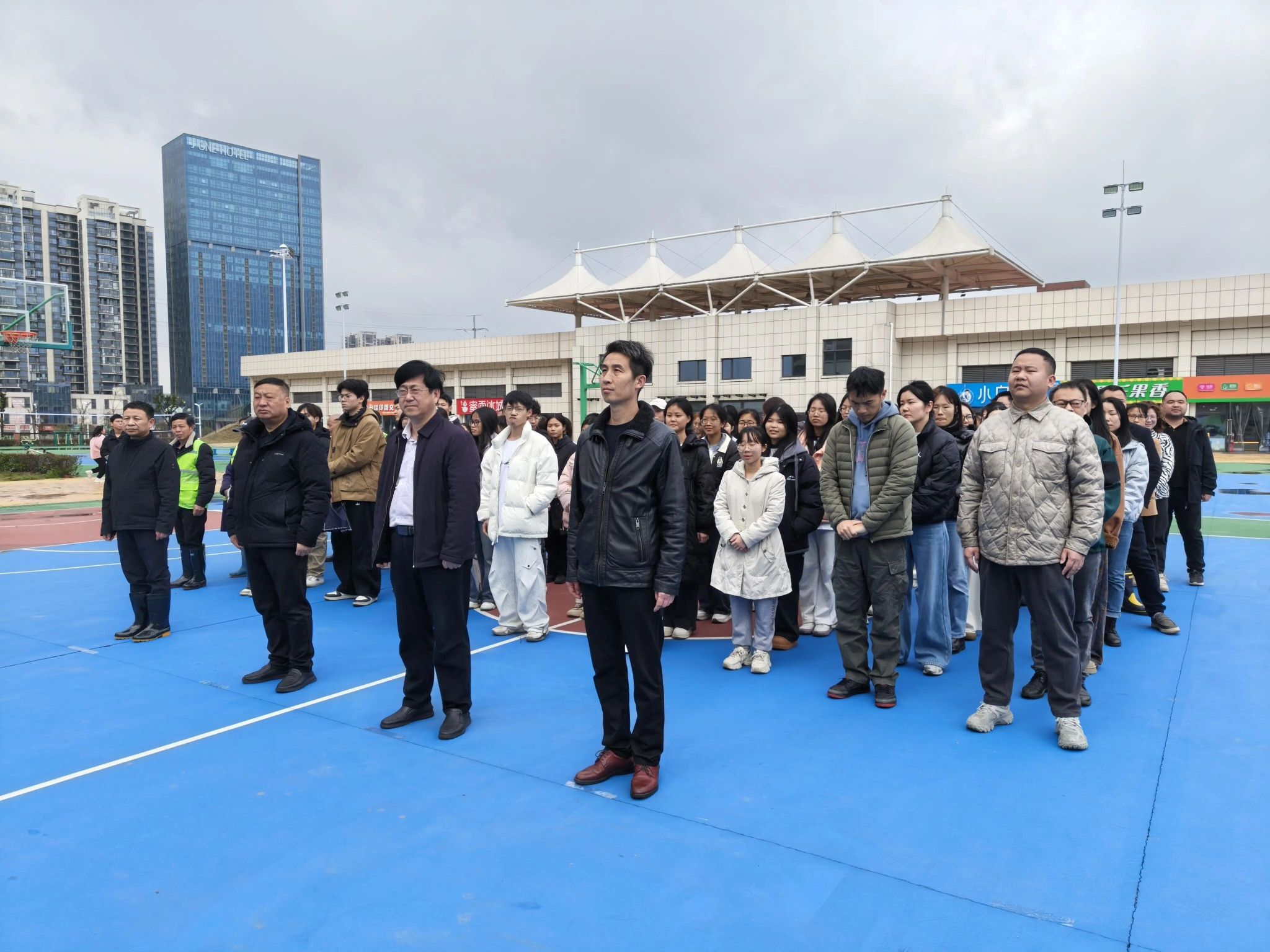 我院举行“一花一本草 一园一芳华”三月植树活动